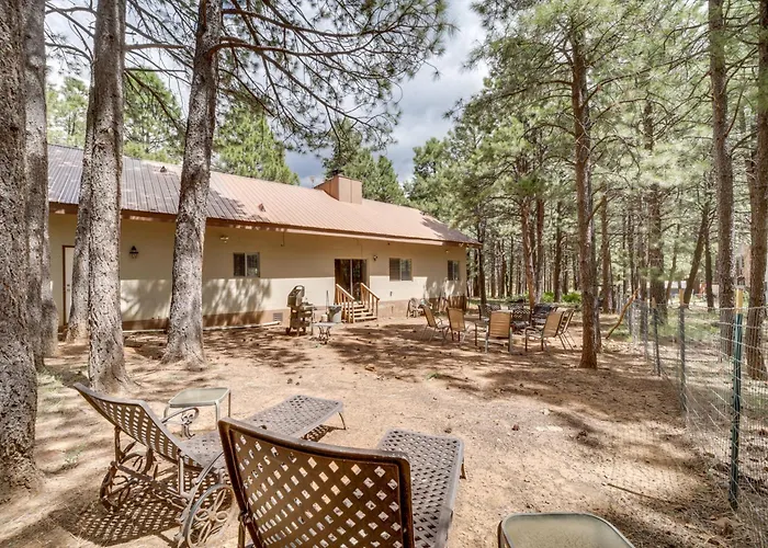 Fire Pit & Grill: Spacious 'forest Lakes Chalet' Holiday home *