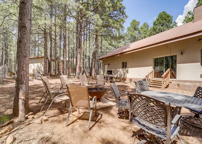 Fire Pit & Grill: Spacious 'forest Lakes Chalet' Holiday home *