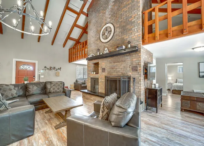 Holiday home Fire Pit & Grill: Spacious 'forest Lakes Chalet' *