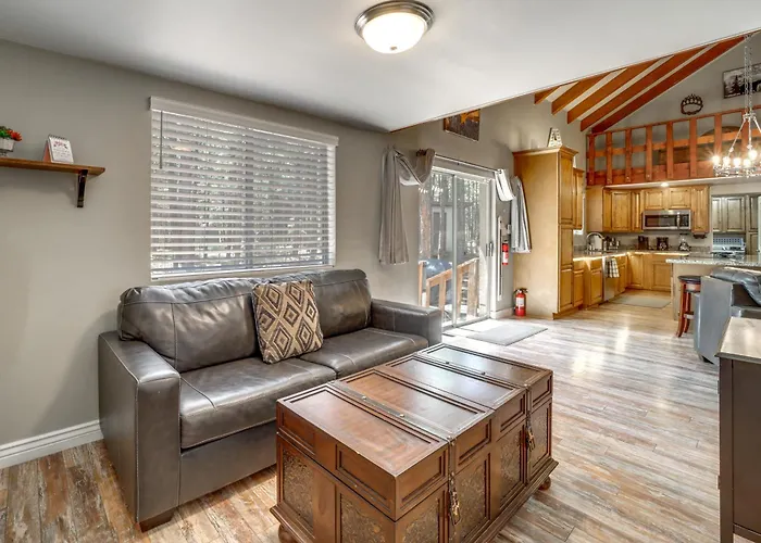 Fire Pit & Grill: Spacious 'forest Lakes Chalet' *
