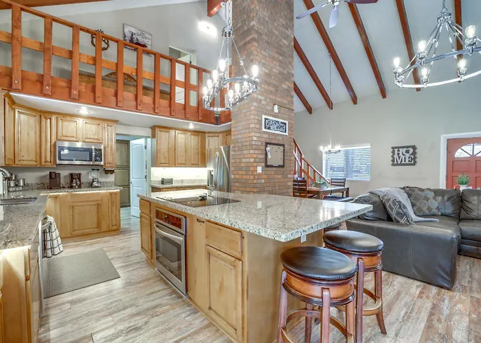 Fire Pit & Grill: Spacious 'forest Lakes Chalet' Holiday home