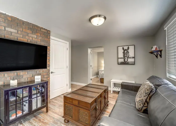 Fire Pit & Grill: Spacious 'forest Lakes Chalet' Holiday home *