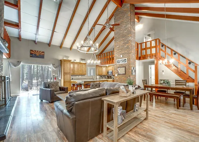 Fire Pit & Grill: Spacious 'forest Lakes Chalet' Holiday home